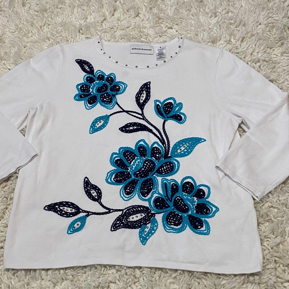 Alfred Dunner Womens size medium White sweater Blue Floral Embroidery beaded ¥ - Picture 3 of 15